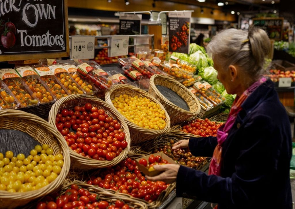 Heleen shopping for tomatoes
